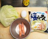 カニカマとレタスと卵の塩ラーメン作り方1写真