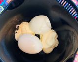＼豚ひき肉で／トロトロ卵サラダ入りつくね作り方1写真