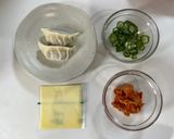 餃子おくらキムチチーズの辛ラーメン作り方1写真