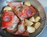 金目鯛と新じゃがの甘辛煮付け作り方4写真