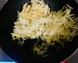 大根の皮で牡蠣のオイル漬け炒め！作り方1写真