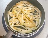 魚肉ソーセージと玉ねぎの粒マスケチャップ炒め作り方1写真