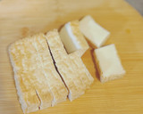さつまいもと厚揚げとワカメのお味噌汁作り方1写真