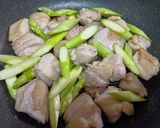 とりもも肉とアスパラのレモン炒め作り方3写真