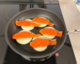 新玉ねぎとサーモンの蒸し焼き作り方4写真