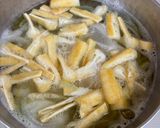 玉ねぎと揚げと落とし玉子のお味噌汁〜♪作り方2写真
