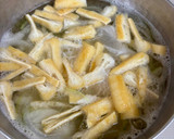 玉ねぎと揚げと落とし玉子のお味噌汁〜♪作り方2写真