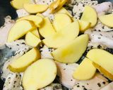 鶏肉とジャガイモのバジルバター炒め作り方2写真