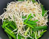 にらともやしの鮭缶炒め【ここから栄養士】作り方1写真