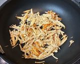 ワンパン!焼きえのきと豚肉の梅黒酢炒め作り方2写真