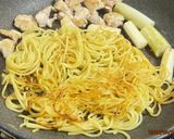 簡単!香ばし鶏肉と長ネギの焦がし醤油焼きそば作り方6写真
