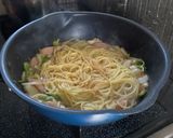 薄焼き卵の上にちょっと味濃いめのナポリタン作り方3写真