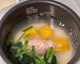 カボチャとほうれん草と鶏ミンチのおかゆ作り方1写真