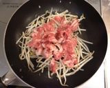 塩麹で☆豚コマともやしのフライパン蒸し作り方3写真