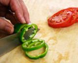 ぎょうざの皮でトマトピザ作り方1写真