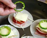 ぎょうざの皮でトマトピザ作り方5写真