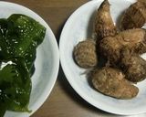 生わかめと小芋と豆苗の、あったかお味噌汁作り方1写真