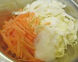 お手軽一品★ちくわとキャベツの塩麹あえ★作り方1写真