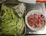 おやじ犬風！豚肉と野菜の細切り炒め作り方1写真