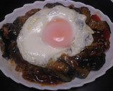 茄子挽肉炒めの残りで茄子目玉焼き丼作り方7写真