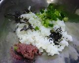 チーズ×コンビーフ×塩昆布×葱のおにぎり作り方3写真