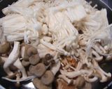 エノキとシメジを加えた味つけ鳥の煮物作り方3写真