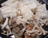エノキとシメジを加えた味つけ鳥の煮物作り方3写真