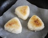 フライパンで！ごま油香る　塩焼きおにぎり作り方2写真