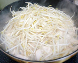 節約簡単☆*鶏むね肉ともやしの蒸し焼き*作り方2写真