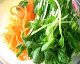 ＊豆苗とカリカリ鶏皮のピリ辛胡麻酢和え＊作り方2写真