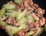 豚こまとセロリの塩麹炒め作り方7写真