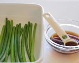 お弁当に〜♪にんにくの芽豚肉巻きソテー作り方1写真