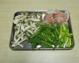 鶏肉とシメジの照り焼きペッパー炒め作り方1写真