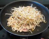 調味料３つ☆豚肉ともやしのキムチマヨ炒め作り方3写真
