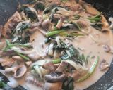 牛肉マッシュルームほうれん草のクリーム煮作り方9写真