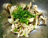 きのこの塩麹塩昆布おかか和え　わさび風味作り方4写真