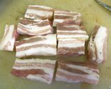 ■豚ばら肉と玉葱のケイパーバター照り焼き作り方1写真