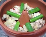 水を一切入れない雲南料理の汽鍋鶏。作り方3写真