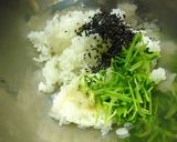 チーズと豆苗のわさび昆布風味のおにぎり作り方3写真