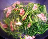 レモンで爽やか！春菊とベーコンの炒め物作り方3写真