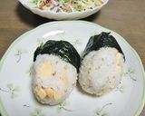 ベビーチーズスモーク味と鮭ごまおにぎり♪作り方3写真