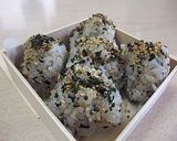 お花見に☆梅肉と若布ふりかけのおむすび作り方6写真
