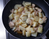 不器用鶏もも肉とじゃがいもの甘辛炒め作り方3写真