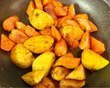 節約爆弾！ギョニソと根菜のカレー炒め作り方5写真