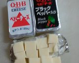 おにぎり【チーズとサケとセロリの葉】作り方3写真