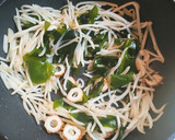新わかめ（自家乾燥）、もやし、竹輪の炒め作り方8写真