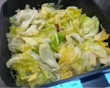 簡単キャベツと新玉ねぎのペペロチーノ炒め作り方3写真
