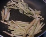 ウドの皮を、炒めて塩麹だけで味付け作り方3写真