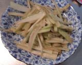 ウドの皮を、炒めて塩麹だけで味付け作り方4写真
