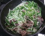 牛こま切れ肉と水菜の炒め物作り方4写真